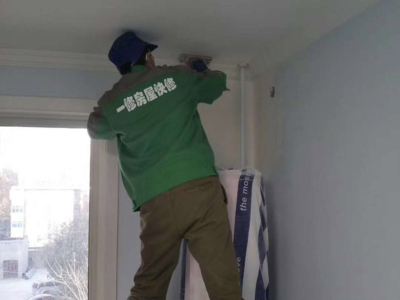 局部打孔安裝服務(wù)：實地測量，確定房間管道的分布、房間的高度、房間設(shè)施的位置及通風(fēng)窗的位置等。 1、天花板的預(yù)處理，確定吊頂?shù)陌惭b高度，中間夾層大于300mm，用水平管在四個墻角劃線，并用墨斗彈出水平線。 2、確定通風(fēng)窗的位置，在墻上用電錘打出直徑100mm的圓形孔。 3、電線預(yù)埋，照明線路為2條，取暖器的線路為5條，為了能保證正常使用，可多預(yù)埋1～2條。 4、水管、煤氣管等管道的處理，檢查是否有漏水、漏電現(xiàn)象。