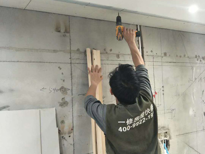 局部打孔安裝服務(wù)：實地測量，確定房間管道的分布、房間的高度、房間設(shè)施的位置及通風(fēng)窗的位置等。 1、天花板的預(yù)處理，確定吊頂?shù)陌惭b高度，中間夾層大于300mm，用水平管在四個墻角劃線，并用墨斗彈出水平線。 2、確定通風(fēng)窗的位置，在墻上用電錘打出直徑100mm的圓形孔。 3、電線預(yù)埋，照明線路為2條，取暖器的線路為5條，為了能保證正常使用，可多預(yù)埋1～2條。 4、水管、煤氣管等管道的處理，檢查是否有漏水、漏電現(xiàn)象。