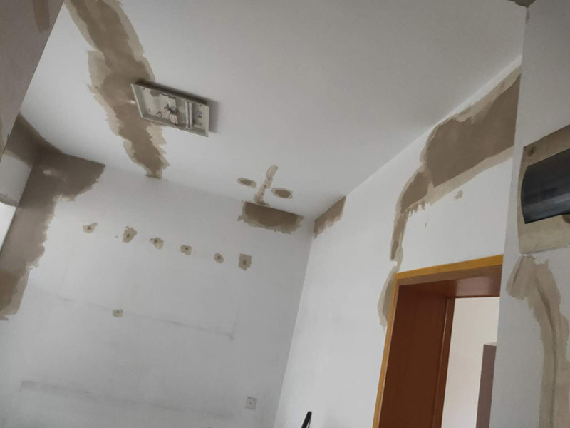 全屋墻面改造:通常要鏟除舊房子的原漆面，先用水噴濕其表層，再用電刨機(jī)或泥刀鏟除其表層漆面，表面已有嚴(yán)重漆面脫落，批燙層呈粉沙化的，應(yīng)鏟除漆層和整個(gè)批燙，直至見到水泥批燙或磚層；然后用膩?zhàn)诱移?，打磨平整光滑，再刷乳膠漆。用石膏線在上部與頂面交接處做陰角，用踢腳線在下部與地面交接處收口。進(jìn)行墻面平整處理后，墻面涂刷底漆的作用是抗堿防潮、封固基材、保護(hù)面漆，提高面漆的質(zhì)感和遮蓋力。