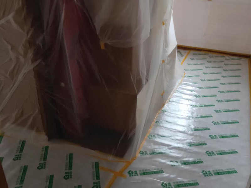 墻面翻新成品保護(hù)：各種裝修物料的進(jìn)場以及各種建筑裝修垃圾的清理，都會(huì)經(jīng)過入戶門，這些物品在搬運(yùn)的過程中，難免會(huì)和入戶門發(fā)生磕碰，造成入戶門的磕碰劃傷，所以，第一個(gè)需要做好成品保護(hù)的地方就是入戶門。地面瓷磚鋪貼完后，用成品保護(hù)膜覆蓋磚面，既可以防止裝修時(shí)的沙子磨傷地面，同時(shí)也能有效地防止油漆涂料等有色液體滴落磚面，造成地面污染。在進(jìn)行木門、櫥柜、家具等的相關(guān)的安裝或組裝的過程中，成品保護(hù)主要體現(xiàn)在兩個(gè)方面：一是原有的墻面、地面裝飾的保護(hù)，盡量避免因?yàn)檫@些安裝工程對(duì)已裝的部分造成破壞；二是安裝的物品本身的保護(hù)，注意不要在安裝過程中造成磕碰、劃傷等損傷。