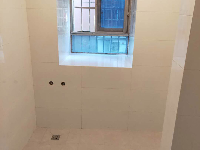 衛(wèi)生間裝修翻新：1、水電改造；這是很重要第一步基石，單靠自己的微薄力量是不行的，需要和師傅一起構(gòu)思出一份詳細(xì)的水電走向圖，師傅會(huì)參考您的意見(jiàn)，滿足使用的需求，對(duì)以后的維修和保養(yǎng)都有好處。2、防水措施；不要小看這一個(gè)步驟哦，作為大量用水的場(chǎng)所，一個(gè)良好的防水措施是非常有必要的，從地面開(kāi)始，然后上升到到墻面，涂刷時(shí)要仔細(xì)，確保厚度均勻且達(dá)標(biāo)，和管道的交界處也別忘記涂抹。3、瓷磚鋪貼；貼磚能起到很多作用，最顯眼的就是讓空間更加美觀、精致，其次，它還能對(duì)墻面和地面起到很好的防水效果。