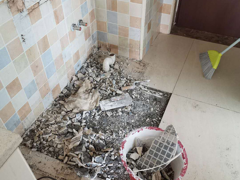 地磚拆除查漏水：1、 先找到主要的漏水點(diǎn)。首先把地板擦干，觀察出水的位置。 2、接著將出水點(diǎn)周圍的地板磚切掉，如果發(fā)現(xiàn)出水點(diǎn)，就可以將自來水總開關(guān)關(guān)閉，打開低位置的水龍頭，放干水管里的水。在漏水的那一段水管的前面撥開水管，給水管吹入濃煙，看哪里出煙，將之標(biāo)記好位置。3、 如果沒有發(fā)現(xiàn)出水點(diǎn)，那只能把水管走向的地板磚全部拆除，發(fā)現(xiàn)出水點(diǎn)后繼續(xù)第二步驟。在修好水管之后重新貼相應(yīng)地磚?；蛘咧匦虏贾盟?，然后把漏水的管子廢掉不用。 4、建議最好找專業(yè)人員操作，以免造成不必要的損失。