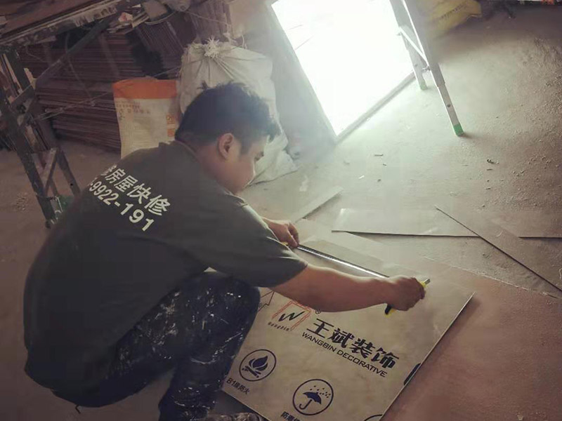 全屋裝修翻新：1、墻面翻新 老房裝修翻新不能隨便的去拆墻體，很多人覺得只有承重墻才不能隨便拆改，其實非承重墻也不可以隨便拆改，雖然是次要的承重，但是它也能起到支撐作用，所以要視情況而定，能不拆的盡量不要去拆。 2、地面翻新 很多業(yè)主覺得地板翻新，找個師傅把破壞的地板進行打磨就可以，然后進行打蠟保養(yǎng)就可以了。其實并不是這樣的，有些地板不能翻新，比如：強化復合地板，是不可以翻新，有破壞的地板，需要更換新的。 3、水電改造 水電改造是比較復雜的工程，很多業(yè)主覺得實用那么長時間都沒有出問題，然后就覺得不需要改，這是錯誤的想法，水電關系到我們的生命安全。在翻新前要先檢查，然后根據(jù)情況進行改造，老房布局很多都是不合理的。使用時間久了容易老化，水電一定要進行整改，因為它是隱蔽工程，避免日后帶來不必要的麻煩。 4、門窗改造 很多人為了節(jié)省一些費用，然后就沒有更換門窗，后來你會發(fā)現(xiàn)并沒有省下錢。門窗隱患是沒有那么容易看出的，因此要找專業(yè)的師傅檢查，然后確定需不需要更換。