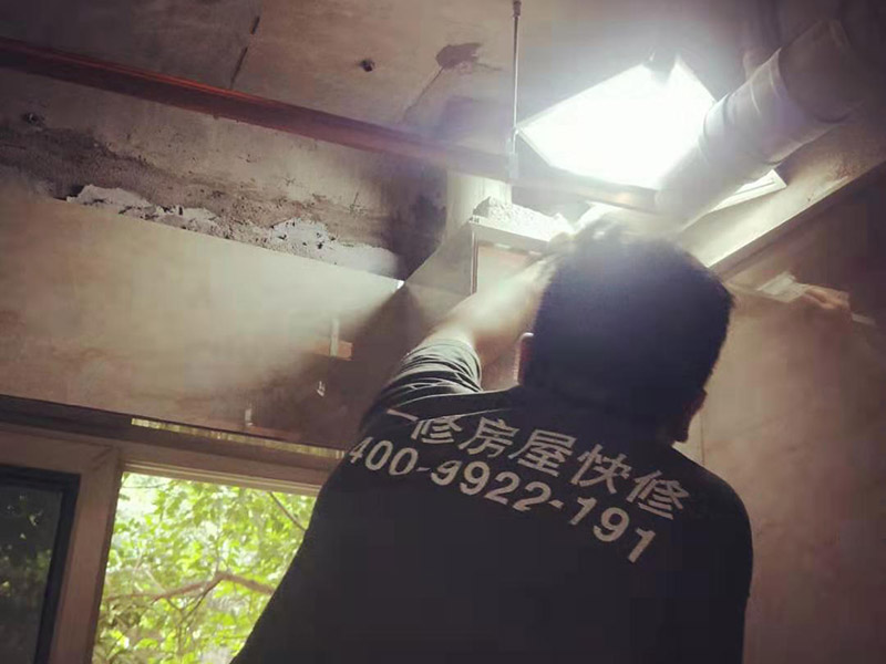 全屋裝修翻新：1、墻面翻新 老房裝修翻新不能隨便的去拆墻體，很多人覺得只有承重墻才不能隨便拆改，其實非承重墻也不可以隨便拆改，雖然是次要的承重，但是它也能起到支撐作用，所以要視情況而定，能不拆的盡量不要去拆。 2、地面翻新 很多業(yè)主覺得地板翻新，找個師傅把破壞的地板進行打磨就可以，然后進行打蠟保養(yǎng)就可以了。其實并不是這樣的，有些地板不能翻新，比如：強化復合地板，是不可以翻新，有破壞的地板，需要更換新的。 3、水電改造 水電改造是比較復雜的工程，很多業(yè)主覺得實用那么長時間都沒有出問題，然后就覺得不需要改，這是錯誤的想法，水電關系到我們的生命安全。在翻新前要先檢查，然后根據(jù)情況進行改造，老房布局很多都是不合理的。使用時間久了容易老化，水電一定要進行整改，因為它是隱蔽工程，避免日后帶來不必要的麻煩。 4、門窗改造 很多人為了節(jié)省一些費用，然后就沒有更換門窗，后來你會發(fā)現(xiàn)并沒有省下錢。門窗隱患是沒有那么容易看出的，因此要找專業(yè)的師傅檢查，然后確定需不需要更換。