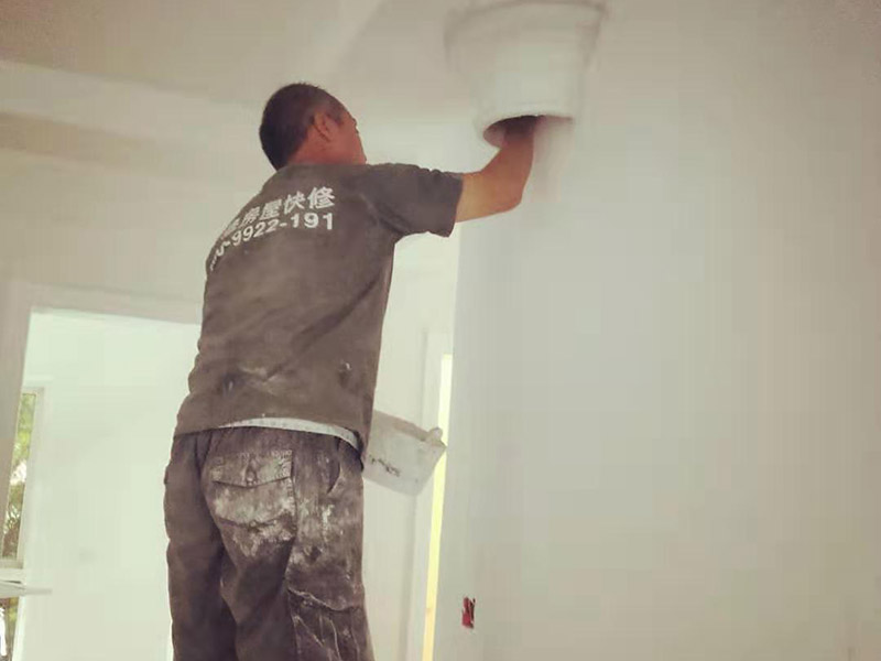 全屋裝修翻新：1、墻面翻新 老房裝修翻新不能隨便的去拆墻體，很多人覺得只有承重墻才不能隨便拆改，其實非承重墻也不可以隨便拆改，雖然是次要的承重，但是它也能起到支撐作用，所以要視情況而定，能不拆的盡量不要去拆。 2、地面翻新 很多業(yè)主覺得地板翻新，找個師傅把破壞的地板進行打磨就可以，然后進行打蠟保養(yǎng)就可以了。其實并不是這樣的，有些地板不能翻新，比如：強化復合地板，是不可以翻新，有破壞的地板，需要更換新的。 3、水電改造 水電改造是比較復雜的工程，很多業(yè)主覺得實用那么長時間都沒有出問題，然后就覺得不需要改，這是錯誤的想法，水電關系到我們的生命安全。在翻新前要先檢查，然后根據(jù)情況進行改造，老房布局很多都是不合理的。使用時間久了容易老化，水電一定要進行整改，因為它是隱蔽工程，避免日后帶來不必要的麻煩。 4、門窗改造 很多人為了節(jié)省一些費用，然后就沒有更換門窗，后來你會發(fā)現(xiàn)并沒有省下錢。門窗隱患是沒有那么容易看出的，因此要找專業(yè)的師傅檢查，然后確定需不需要更換。