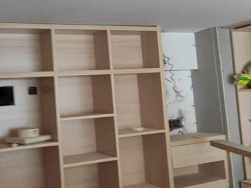 全屋柜體瓷磚安裝：瓷磚櫥柜的底座：一般為10-15厘米左右，可以用實(shí)體磚在地面上擺，然后把瓷磚放在實(shí)體磚上，注意在瓷磚邊緣貼上鑲邊兒，然后砌水泥，水泥砌到鑲邊兒的上沿就可以了，再鋪上一層瓷磚，注意瓷磚的表面朝上，這就是櫥柜的柜底。 櫥柜地柜高度：櫥柜地柜的高度（含臺(tái)面）在80cm左右比較合適。 常見的調(diào)整腳高度為10cm，臺(tái)面高度為4cm。 柜體高度一般為65cm，略高一些為71.5cm。 櫥柜高度=調(diào)整腳+柜體+臺(tái)面。 