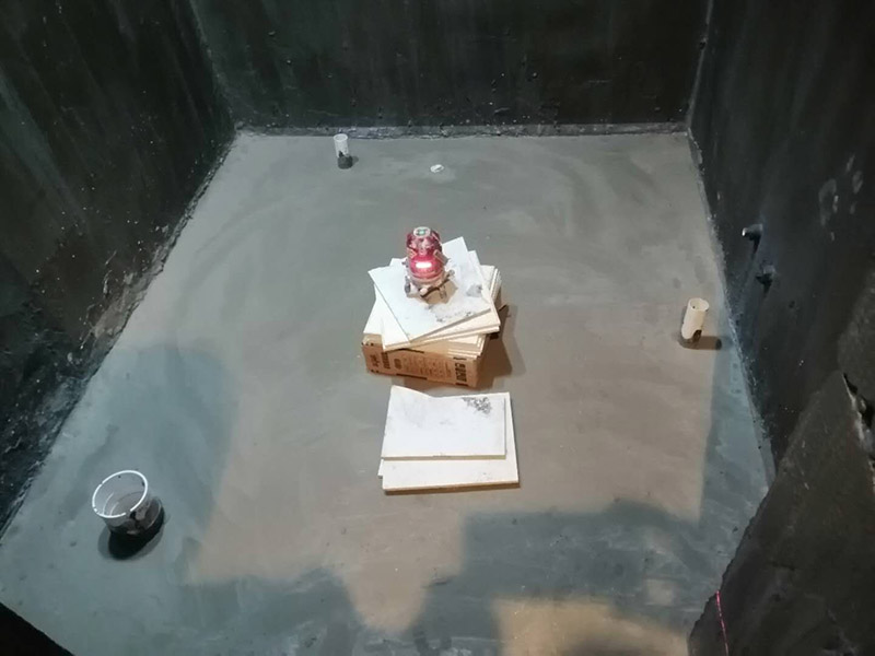 衛(wèi)生間拆除翻新：對(duì)洗浴用具首先進(jìn)行拆卸，再拆除天花。根據(jù)施工隊(duì)的施工習(xí)慣，洗浴用具可以在所有墻面敲磚前統(tǒng)一拆除，也可以與敲磚穿插進(jìn)行。在拆除洗浴用具時(shí)，需要事先與屋主溝通。如果洗浴用具需要保留使用，則拆卸時(shí)注意不能損壞洗浴用具。并不是所有洗浴用具都需要馬上拆卸，馬桶的拆卸是留到進(jìn)行的，施工期間，可以用木板等材料保護(hù)馬桶，以防掉落物砸壞。