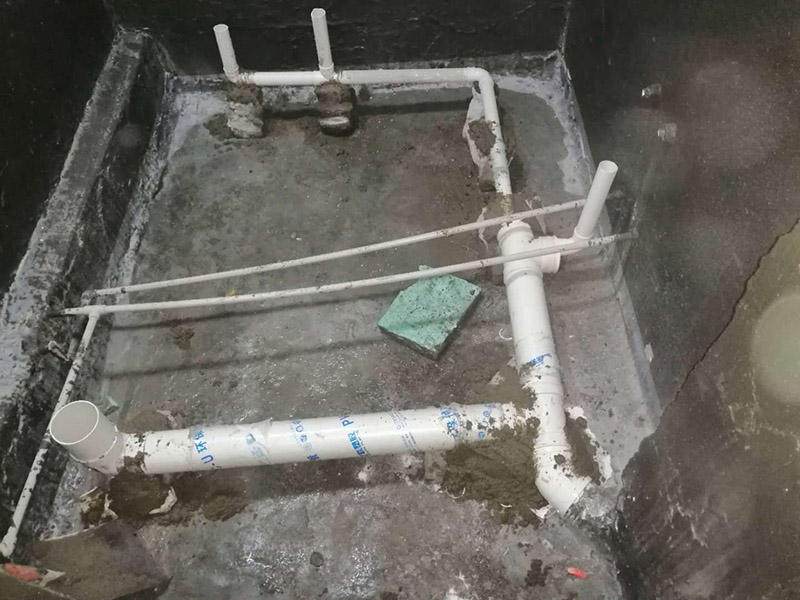 衛(wèi)生間拆除翻新：對(duì)洗浴用具首先進(jìn)行拆卸，再拆除天花。根據(jù)施工隊(duì)的施工習(xí)慣，洗浴用具可以在所有墻面敲磚前統(tǒng)一拆除，也可以與敲磚穿插進(jìn)行。在拆除洗浴用具時(shí)，需要事先與屋主溝通。如果洗浴用具需要保留使用，則拆卸時(shí)注意不能損壞洗浴用具。并不是所有洗浴用具都需要馬上拆卸，馬桶的拆卸是留到進(jìn)行的，施工期間，可以用木板等材料保護(hù)馬桶，以防掉落物砸壞。