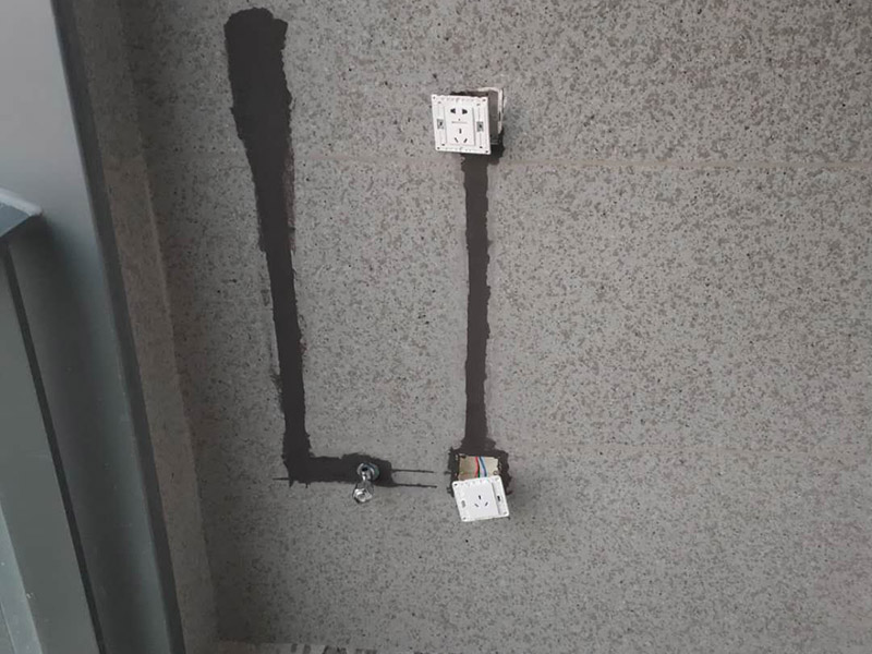 廚房線路改造：廚房開關(guān)和插座如果靠近灶具，溫度較高容易加速電路老化；也要遠(yuǎn)離水槽，避免受潮而發(fā)生漏電事故。凈水器、廚房垃圾處理器等通常安裝在水槽柜下方，它的電源開關(guān)和插座最好放在水槽柜的旁邊，使用防水開關(guān)和插座，避免因為潮濕而漏電。廚房要使用帶有保護(hù)門的插座，帶有保護(hù)門的雙孔插頭必須同時插入雙孔才能通電，三孔插座必須插頭接觸地極后，另外兩腳才能插入通電。這樣的設(shè)計避免兒童由于好奇，用手指或小金屬片、鐵針等導(dǎo)電體伸進(jìn)插孔而觸電。一些家庭在安裝插座時，覺得太高有礙美觀，會裝在較低的隱蔽位置，但這樣容易讓水濺到插座里，因此廚房插座最好高于臺面30厘米。