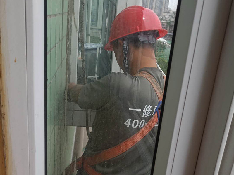 飄窗外墻防水施工：如果是窗戶安裝問(wèn)題，則，把外面的密封膠清除后看窗與墻之間的縫有沒(méi)有用泡沫填充劑充填實(shí)，如果充填實(shí)了，則是外面的密封膠沒(méi)有處理好，應(yīng)先將打膠處的雜物包括原膠皮及灰塵清除，然后打膠。若不是窗框處滲水，而是飄窗體滲水，則看看外粉有沒(méi)有空鼓，若有空鼓應(yīng)鏟除后重新粉刷，若無(wú)空鼓，可在內(nèi)外立面做滲入型防水劑處理。若是瓷磚外立面，可先用防水膩?zhàn)庸创纱u縫，然后再做滲入型防水劑處理。