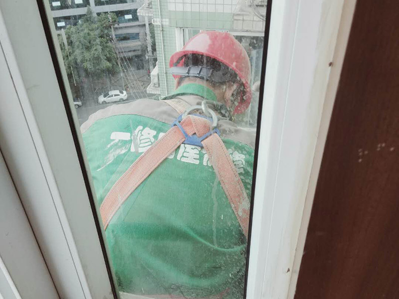 窗外雨棚防水維修:1.清潔雨棚的表面; 2.在需防水處理的區(qū)域涂上基層防水涂料,當其仍為濕潤時,把適合尺寸的縫織聚酯布鋪于其上,確?？p織聚酯布不起泡,不起皺,再用基層防水涂料浸透縫織聚酯布,至全干; 3.最后涂兩層表層防水涂料; 4.養(yǎng)護。