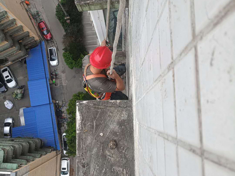 外墻高空作業(yè)施工：首先在對防水墻處理的時候一定要對墻體進行檢查，看一看墻體有什么裂縫，或者不均勻的地方，這些地方需要處理過后才能對墻體進行防水處理。嚴禁在墻面上留下空，裂縫，凹凸不平等問題，而且在外部進入室內(nèi)的管子穿過墻體的也要做好密封性。這樣的墻才能做防水處理，不然的話效果會大打折扣。