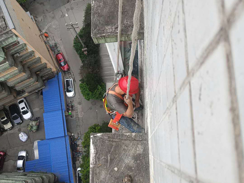外墻高空作業(yè)施工：首先在對防水墻處理的時候一定要對墻體進行檢查，看一看墻體有什么裂縫，或者不均勻的地方，這些地方需要處理過后才能對墻體進行防水處理。嚴禁在墻面上留下空，裂縫，凹凸不平等問題，而且在外部進入室內(nèi)的管子穿過墻體的也要做好密封性。這樣的墻才能做防水處理，不然的話效果會大打折扣。