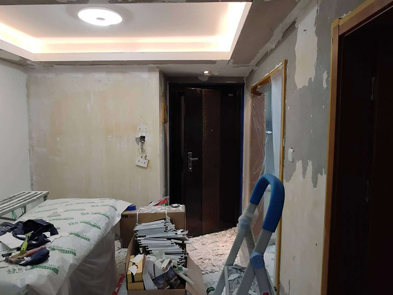 全屋墻面鏟除翻新：舊墻面在翻新前一定要做墻面基底處理，粉化嚴(yán)重的要全部鏟除，鏟除后抹上一層白水泥，原來(lái)墻面過(guò)于光滑、刷過(guò)油漆的鏟除后還要做打磨處理，把粘結(jié)不牢的表皮去掉，便于新涂料和墻體粘結(jié)。墻面底漆的作用是抗堿防潮、封固基材、保護(hù)面漆，提高面漆的質(zhì)感和遮蓋力，對(duì)于老房翻新，墻面一定要做底漆，如果沒(méi)有刷底漆就直接上面漆的話(huà)，時(shí)間一長(zhǎng)墻面容易起泡、發(fā)霉，太陽(yáng)照曬時(shí)間長(zhǎng)了也容易變色。已經(jīng)上好面漆的墻面要修補(bǔ)會(huì)比較麻煩，容易產(chǎn)生色差，材料的使用時(shí)間不同，質(zhì)量也難以保證，很難達(dá)到理想效果。 所以墻面的修補(bǔ)最好是整塊墻面，或是盡可能地選擇較大面積進(jìn)行修補(bǔ)，這樣可以盡量避免產(chǎn)生色差，修補(bǔ)后的質(zhì)量也更好。