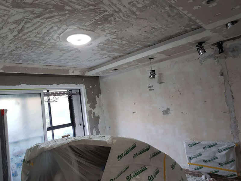 全屋墻面鏟除翻新：舊墻面在翻新前一定要做墻面基底處理，粉化嚴(yán)重的要全部鏟除，鏟除后抹上一層白水泥，原來(lái)墻面過(guò)于光滑、刷過(guò)油漆的鏟除后還要做打磨處理，把粘結(jié)不牢的表皮去掉，便于新涂料和墻體粘結(jié)。墻面底漆的作用是抗堿防潮、封固基材、保護(hù)面漆，提高面漆的質(zhì)感和遮蓋力，對(duì)于老房翻新，墻面一定要做底漆，如果沒(méi)有刷底漆就直接上面漆的話(huà)，時(shí)間一長(zhǎng)墻面容易起泡、發(fā)霉，太陽(yáng)照曬時(shí)間長(zhǎng)了也容易變色。已經(jīng)上好面漆的墻面要修補(bǔ)會(huì)比較麻煩，容易產(chǎn)生色差，材料的使用時(shí)間不同，質(zhì)量也難以保證，很難達(dá)到理想效果。 所以墻面的修補(bǔ)最好是整塊墻面，或是盡可能地選擇較大面積進(jìn)行修補(bǔ)，這樣可以盡量避免產(chǎn)生色差，修補(bǔ)后的質(zhì)量也更好。