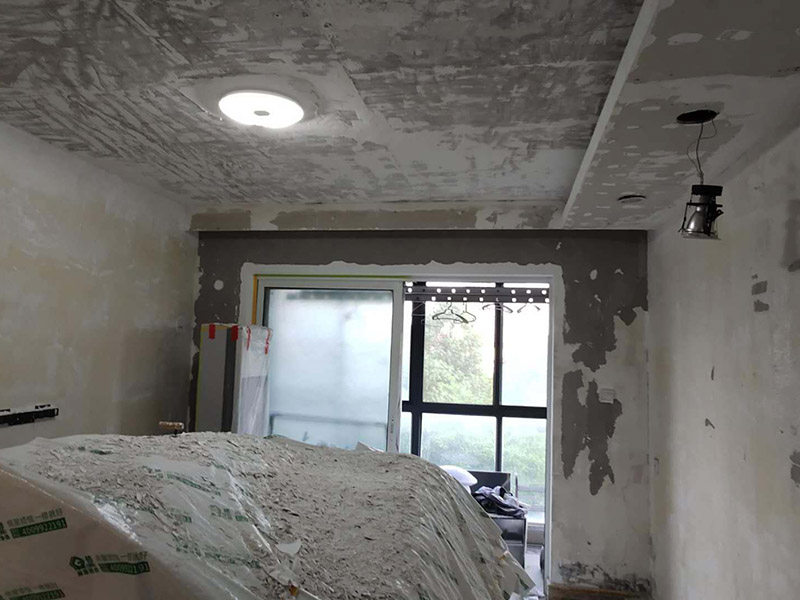 全屋墻面鏟除翻新：舊墻面在翻新前一定要做墻面基底處理，粉化嚴(yán)重的要全部鏟除，鏟除后抹上一層白水泥，原來(lái)墻面過(guò)于光滑、刷過(guò)油漆的鏟除后還要做打磨處理，把粘結(jié)不牢的表皮去掉，便于新涂料和墻體粘結(jié)。墻面底漆的作用是抗堿防潮、封固基材、保護(hù)面漆，提高面漆的質(zhì)感和遮蓋力，對(duì)于老房翻新，墻面一定要做底漆，如果沒(méi)有刷底漆就直接上面漆的話(huà)，時(shí)間一長(zhǎng)墻面容易起泡、發(fā)霉，太陽(yáng)照曬時(shí)間長(zhǎng)了也容易變色。已經(jīng)上好面漆的墻面要修補(bǔ)會(huì)比較麻煩，容易產(chǎn)生色差，材料的使用時(shí)間不同，質(zhì)量也難以保證，很難達(dá)到理想效果。 所以墻面的修補(bǔ)最好是整塊墻面，或是盡可能地選擇較大面積進(jìn)行修補(bǔ)，這樣可以盡量避免產(chǎn)生色差，修補(bǔ)后的質(zhì)量也更好。