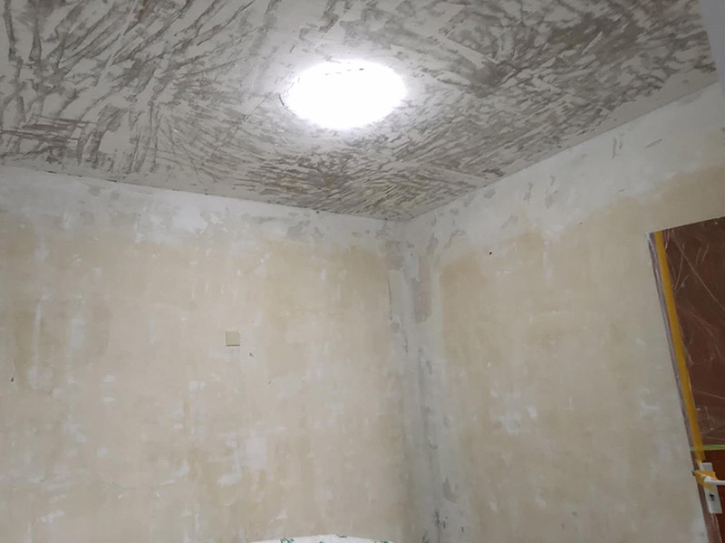 全屋墻面鏟除翻新：舊墻面在翻新前一定要做墻面基底處理，粉化嚴(yán)重的要全部鏟除，鏟除后抹上一層白水泥，原來(lái)墻面過(guò)于光滑、刷過(guò)油漆的鏟除后還要做打磨處理，把粘結(jié)不牢的表皮去掉，便于新涂料和墻體粘結(jié)。墻面底漆的作用是抗堿防潮、封固基材、保護(hù)面漆，提高面漆的質(zhì)感和遮蓋力，對(duì)于老房翻新，墻面一定要做底漆，如果沒(méi)有刷底漆就直接上面漆的話(huà)，時(shí)間一長(zhǎng)墻面容易起泡、發(fā)霉，太陽(yáng)照曬時(shí)間長(zhǎng)了也容易變色。已經(jīng)上好面漆的墻面要修補(bǔ)會(huì)比較麻煩，容易產(chǎn)生色差，材料的使用時(shí)間不同，質(zhì)量也難以保證，很難達(dá)到理想效果。 所以墻面的修補(bǔ)最好是整塊墻面，或是盡可能地選擇較大面積進(jìn)行修補(bǔ)，這樣可以盡量避免產(chǎn)生色差，修補(bǔ)后的質(zhì)量也更好。