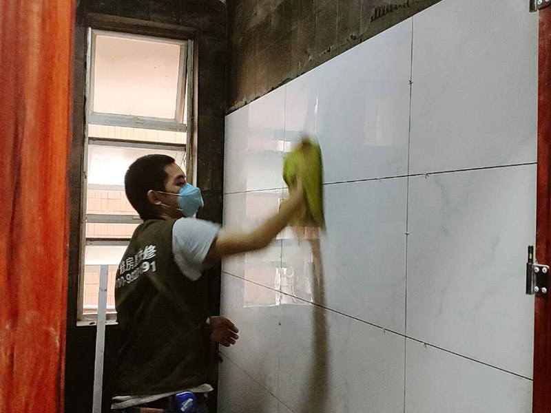 衛(wèi)生間裝修改造：由于衛(wèi)生間的用水量大，因此施工的第一步，我們需要對水電進(jìn)行布局和改造。衛(wèi)生間的水電改造包括浴霸采暖、水管的入墻處理等。我們在進(jìn)行水電改造前，要先明確衛(wèi)生間里需要安裝的衛(wèi)浴設(shè)備及其安裝的位置，然后預(yù)留好相關(guān)的插座，以防后期需要添加電器，方便使用。水電改造必須按照嚴(yán)格的施工標(biāo)準(zhǔn)來操作，以免影響到衛(wèi)生間的正常使用。其次，我們要做好衛(wèi)生間的防水工程，一般來說，它的地面防水是需要做兩遍，其防水層要高出地面大概250mm左右。然后我們在做好保護(hù)層，處理好地面防水之后，衛(wèi)生間的墻面也需要做好相應(yīng)的防水工程。需要注意的是衛(wèi)生間的墻面防水層最好做到頂，防水工程做好之后，一定不要忘了做24小時閉水試驗(yàn)。
