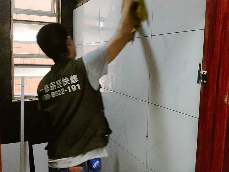 衛(wèi)生間裝修改造：由于衛(wèi)生間的用水量大，因此施工的第一步，我們需要對水電進(jìn)行布局和改造。衛(wèi)生間的水電改造包括浴霸采暖、水管的入墻處理等。我們在進(jìn)行水電改造前，要先明確衛(wèi)生間里需要安裝的衛(wèi)浴設(shè)備及其安裝的位置，然后預(yù)留好相關(guān)的插座，以防后期需要添加電器，方便使用。水電改造必須按照嚴(yán)格的施工標(biāo)準(zhǔn)來操作，以免影響到衛(wèi)生間的正常使用。其次，我們要做好衛(wèi)生間的防水工程，一般來說，它的地面防水是需要做兩遍，其防水層要高出地面大概250mm左右。然后我們在做好保護(hù)層，處理好地面防水之后，衛(wèi)生間的墻面也需要做好相應(yīng)的防水工程。需要注意的是衛(wèi)生間的墻面防水層最好做到頂，防水工程做好之后，一定不要忘了做24小時閉水試驗(yàn)。