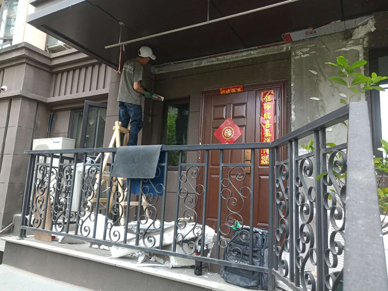 入戶門外墻翻新：1、一般來(lái)講，舊墻面由于使用時(shí)間長(zhǎng)久，所以常常會(huì)出現(xiàn)開(kāi)裂或破損的跡象，這時(shí)為了翻新效果更佳，一定要將舊墻面上的乳膠漆和膩?zhàn)訉庸纬蓛?，另外墻面的底漆一定要做好，否則后期容易出現(xiàn)發(fā)霉、變色等現(xiàn)象，同時(shí)若是舊墻過(guò)于光滑，還需打磨處理，以便于涂料和墻體的粘結(jié)。 2、在操作時(shí)，還需注意墻面的色差問(wèn)題，若不是整屋施工，而只是部分墻面修補(bǔ)的話，更要注意避免產(chǎn)生色彩，所以在進(jìn)行舊墻翻新前，必須嚴(yán)謹(jǐn)選擇色調(diào)，并一次性準(zhǔn)備好足夠材料，這樣才能最大程度避免產(chǎn)生色差。 3、為了保證身心的健康，在質(zhì)料的選用上應(yīng)當(dāng)慎重一些，比方說(shuō)可選擇目前較為潮流的環(huán)保涂料，它已經(jīng)成為很多家庭的普遍選擇，相信在未來(lái)的中國(guó)，環(huán)保涂料是家中裝修的必備物品，所以在進(jìn)行舊墻翻新時(shí)，建議選擇環(huán)保涂料，不僅能夠保障室內(nèi)的環(huán)保問(wèn)題，同時(shí)還能保障家人的健康。