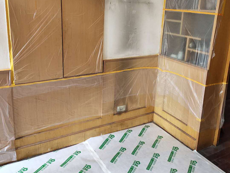 家具成品保護：1、做好入戶門保護 　　各類裝修物料的進場、建筑裝修的清理都必須經(jīng)過入戶門。在對物品進行搬運時，難免會與入戶門發(fā)生磕碰及摩擦。因此，在進行成品保護時，我們首先要做好入戶門的保護。 　　建議，在裝修開工前知道家具家電進場，都應(yīng)當(dāng)使用成品保護膜將入戶門進行包裹。 　　2、做好水電改造期間的成品保護 　　水電改造是基礎(chǔ)裝修，水電裝修的質(zhì)量好壞，直接決定著后期的施工和使用。因此，在進行水電改造時，同樣需要做好成品保護工作。水電改造完成后，應(yīng)當(dāng)對各種管線進行規(guī)范的固定，以防脫落;對裸露的線頭要進行包裹，以防發(fā)生觸電的危險;做好地面裸線管的固定和保護，防止被踩壞。同時，在搬運物料時，也不要破壞地面鋪設(shè)的管線。 　　3、做好瓷磚、地板的鋪貼保護 　　進行裝修施工時，磁環(huán)邊鋪邊勾縫，在崗鋪設(shè)的瓷磚、地板上堆放雜物、走動踩踏，地板沒有使用成品保護膜覆蓋等都會影響瓷磚及地板的鋪貼效果，使瓷磚出現(xiàn)施工質(zhì)量問題。