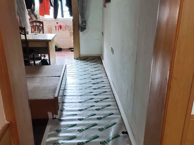 家具成品保護：1、做好入戶門保護 　　各類裝修物料的進場、建筑裝修的清理都必須經(jīng)過入戶門。在對物品進行搬運時，難免會與入戶門發(fā)生磕碰及摩擦。因此，在進行成品保護時，我們首先要做好入戶門的保護。 　　建議，在裝修開工前知道家具家電進場，都應(yīng)當(dāng)使用成品保護膜將入戶門進行包裹。 　　2、做好水電改造期間的成品保護 　　水電改造是基礎(chǔ)裝修，水電裝修的質(zhì)量好壞，直接決定著后期的施工和使用。因此，在進行水電改造時，同樣需要做好成品保護工作。水電改造完成后，應(yīng)當(dāng)對各種管線進行規(guī)范的固定，以防脫落;對裸露的線頭要進行包裹，以防發(fā)生觸電的危險;做好地面裸線管的固定和保護，防止被踩壞。同時，在搬運物料時，也不要破壞地面鋪設(shè)的管線。 　　3、做好瓷磚、地板的鋪貼保護 　　進行裝修施工時，磁環(huán)邊鋪邊勾縫，在崗鋪設(shè)的瓷磚、地板上堆放雜物、走動踩踏，地板沒有使用成品保護膜覆蓋等都會影響瓷磚及地板的鋪貼效果，使瓷磚出現(xiàn)施工質(zhì)量問題。