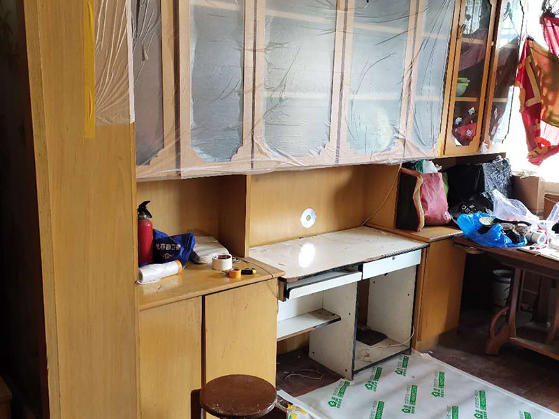 家具成品保護：1、做好入戶門保護 　　各類裝修物料的進場、建筑裝修的清理都必須經(jīng)過入戶門。在對物品進行搬運時，難免會與入戶門發(fā)生磕碰及摩擦。因此，在進行成品保護時，我們首先要做好入戶門的保護。 　　建議，在裝修開工前知道家具家電進場，都應(yīng)當(dāng)使用成品保護膜將入戶門進行包裹。 　　2、做好水電改造期間的成品保護 　　水電改造是基礎(chǔ)裝修，水電裝修的質(zhì)量好壞，直接決定著后期的施工和使用。因此，在進行水電改造時，同樣需要做好成品保護工作。水電改造完成后，應(yīng)當(dāng)對各種管線進行規(guī)范的固定，以防脫落;對裸露的線頭要進行包裹，以防發(fā)生觸電的危險;做好地面裸線管的固定和保護，防止被踩壞。同時，在搬運物料時，也不要破壞地面鋪設(shè)的管線。 　　3、做好瓷磚、地板的鋪貼保護 　　進行裝修施工時，磁環(huán)邊鋪邊勾縫，在崗鋪設(shè)的瓷磚、地板上堆放雜物、走動踩踏，地板沒有使用成品保護膜覆蓋等都會影響瓷磚及地板的鋪貼效果，使瓷磚出現(xiàn)施工質(zhì)量問題。
