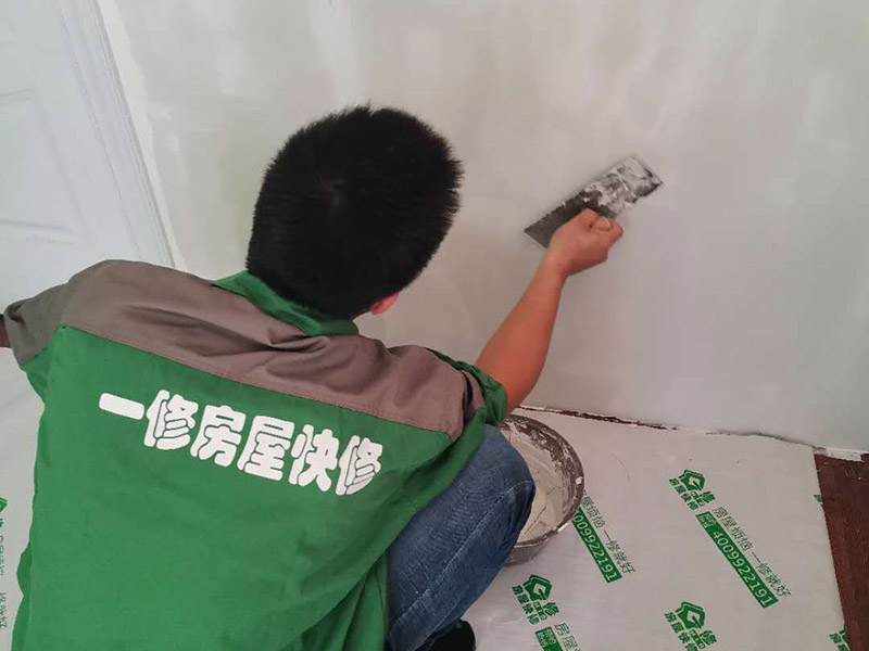 墻面刮膩?zhàn)诱移?第一遍刮石膏粉，好處是干得快，尤其是陰雨潮濕的天氣施工就更顯現(xiàn)其優(yōu)點(diǎn)。石膏硬度好，附著力好干了不容易開(kāi)裂收縮，填充力好，能堵住墻體上小 眼眼，干了后就不能再出現(xiàn)小眼眼了。而用膩?zhàn)友a(bǔ)干了后收縮又能看見(jiàn)小眼眼，如果補(bǔ)太厚了干得又慢，所以第一遍一定要刮石膏，要用全膠水。 第二遍，刮膩?zhàn)?，這一遍刮的重點(diǎn)就是找平，由于墻體不是那么平整和直順，因而就需要刮膩?zhàn)觼?lái)找平和找直，陽(yáng)角一定要拿3米左右長(zhǎng)的鋁合金靠尺做靠尺校直， 陰角一定需要用校直，這樣就能看見(jiàn)棱是棱角是角，效果就很好了。等干透了就打磨一遍，這個(gè)要求不需要太高，但必須等干了以后才能上第三遍膩?zhàn)印? width=