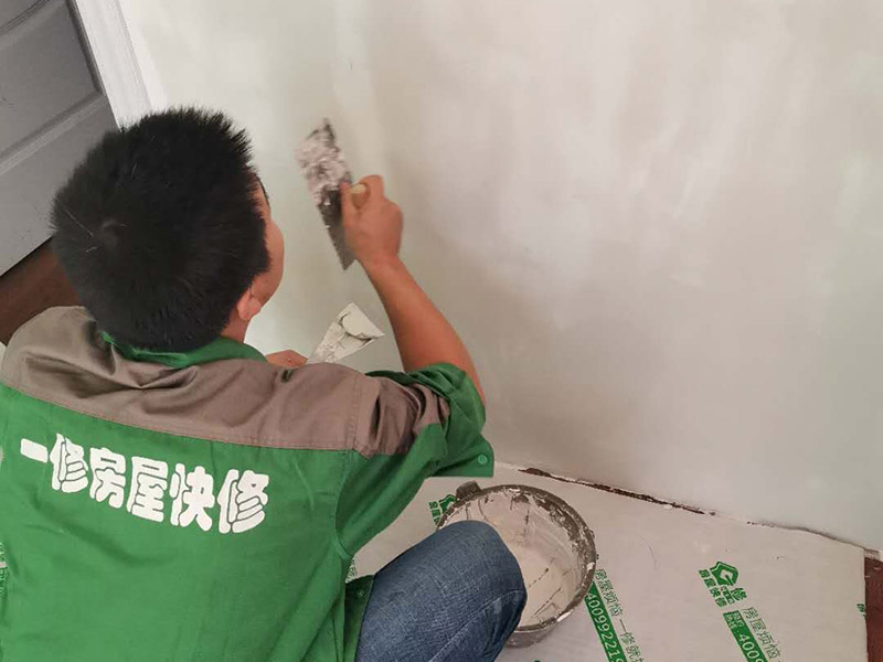 墻面刮膩?zhàn)诱移?第一遍刮石膏粉，好處是干得快，尤其是陰雨潮濕的天氣施工就更顯現(xiàn)其優(yōu)點(diǎn)。石膏硬度好，附著力好干了不容易開(kāi)裂收縮，填充力好，能堵住墻體上小 眼眼，干了后就不能再出現(xiàn)小眼眼了。而用膩?zhàn)友a(bǔ)干了后收縮又能看見(jiàn)小眼眼，如果補(bǔ)太厚了干得又慢，所以第一遍一定要刮石膏，要用全膠水。 第二遍，刮膩?zhàn)?，這一遍刮的重點(diǎn)就是找平，由于墻體不是那么平整和直順，因而就需要刮膩?zhàn)觼?lái)找平和找直，陽(yáng)角一定要拿3米左右長(zhǎng)的鋁合金靠尺做靠尺校直， 陰角一定需要用校直，這樣就能看見(jiàn)棱是棱角是角，效果就很好了。等干透了就打磨一遍，這個(gè)要求不需要太高，但必須等干了以后才能上第三遍膩?zhàn)印? width=