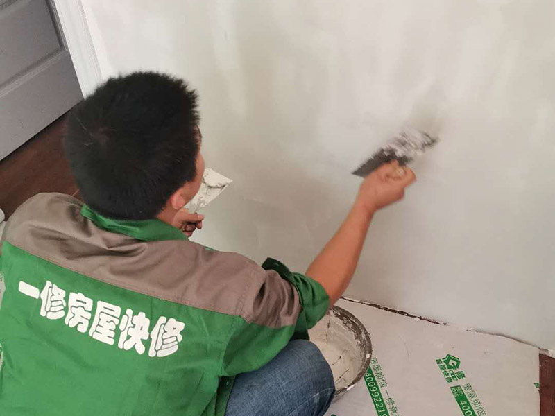 墻面刮膩?zhàn)诱移?第一遍刮石膏粉，好處是干得快，尤其是陰雨潮濕的天氣施工就更顯現(xiàn)其優(yōu)點(diǎn)。石膏硬度好，附著力好干了不容易開(kāi)裂收縮，填充力好，能堵住墻體上小 眼眼，干了后就不能再出現(xiàn)小眼眼了。而用膩?zhàn)友a(bǔ)干了后收縮又能看見(jiàn)小眼眼，如果補(bǔ)太厚了干得又慢，所以第一遍一定要刮石膏，要用全膠水。 第二遍，刮膩?zhàn)樱@一遍刮的重點(diǎn)就是找平，由于墻體不是那么平整和直順，因而就需要刮膩?zhàn)觼?lái)找平和找直，陽(yáng)角一定要拿3米左右長(zhǎng)的鋁合金靠尺做靠尺校直， 陰角一定需要用校直，這樣就能看見(jiàn)棱是棱角是角，效果就很好了。等干透了就打磨一遍，這個(gè)要求不需要太高，但必須等干了以后才能上第三遍膩?zhàn)印? width=