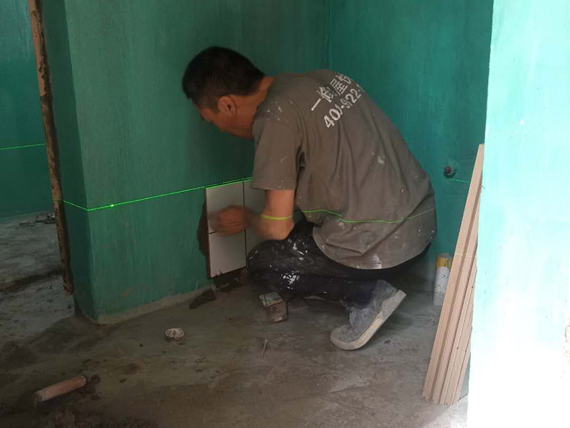 衛(wèi)生間標(biāo)線貼磚：衛(wèi)生間的防水工作流程，都是在地面用水泥砂漿找平一次，等它干透后再做防水。那些詢問做完防水能不能馬上貼瓷磚的業(yè)主，首先要搞清楚，防水不是只做一遍就可以的。一般的防水施工要做2到3遍，而且防水的順序也是有講究的，比如，要先做完墻面防水再貼墻磚，其次才可以做地面防水，再貼地磚。因為地面經(jīng)常會踩來踩去，地面防水如果先做了會很容易踩壞。一般情況下，在2到3遍的防水層全部做好后，會有5到7天的固化期，所以自然的，貼瓷磚肯定是要等到這之后才能做，所以做完防水就立馬貼瓷磚，就大錯特錯了。