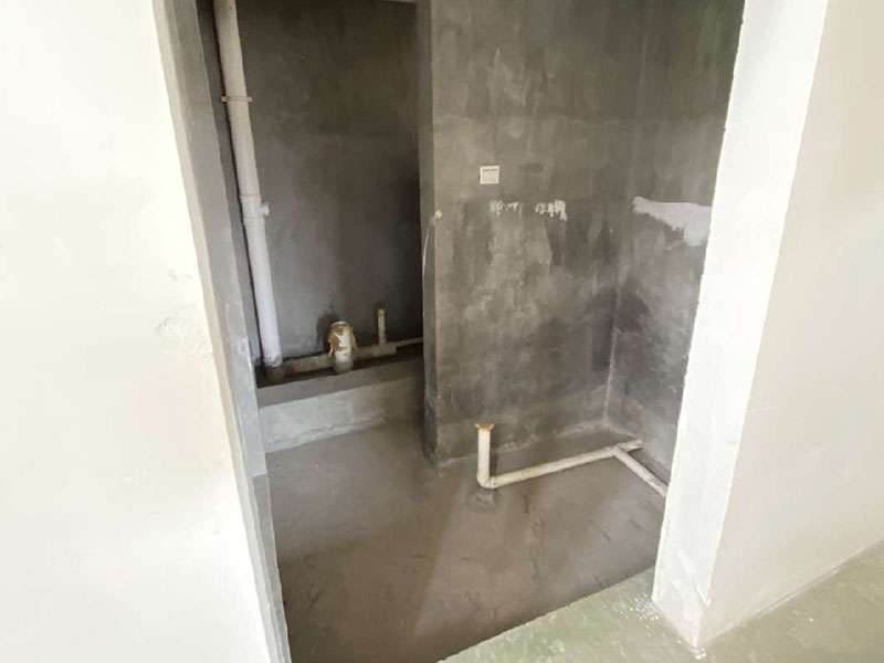 衛(wèi)生間防水處理：1、刷第一遍防水涂料。施工前確保工地干凈、干燥，防水涂料要涂滿，無(wú)遺漏，與基層結(jié)合牢固，無(wú)裂紋，無(wú)氣泡，無(wú)脫落現(xiàn)象。涂刷高度一致，厚度要達(dá)到產(chǎn)品規(guī)定要求。 2、刷第二遍防水涂料。注意、第二遍防水涂料間需要有一定時(shí)間間隔，待遍涂料干透后才能進(jìn)行第二遍，具體時(shí)間視涂料而定。間隔時(shí)間太短，防水的效果會(huì)大打折扣。 3、鋪保護(hù)層。為防止之后的施工破壞防水層，需在防水涂料表面鋪上保護(hù)層。保護(hù)層要完全覆蓋防水層，無(wú)遺漏，與基層結(jié)合牢固，無(wú)裂紋，無(wú)氣泡，無(wú)脫落現(xiàn)象。 4、閉水試驗(yàn)。閉水試驗(yàn)時(shí)，地面點(diǎn)的水線不能低于2厘米，保存至少24小時(shí)，觀察無(wú)滲漏現(xiàn)象后方算合格。如有滲漏，需重做，切莫不能疏忽大意。