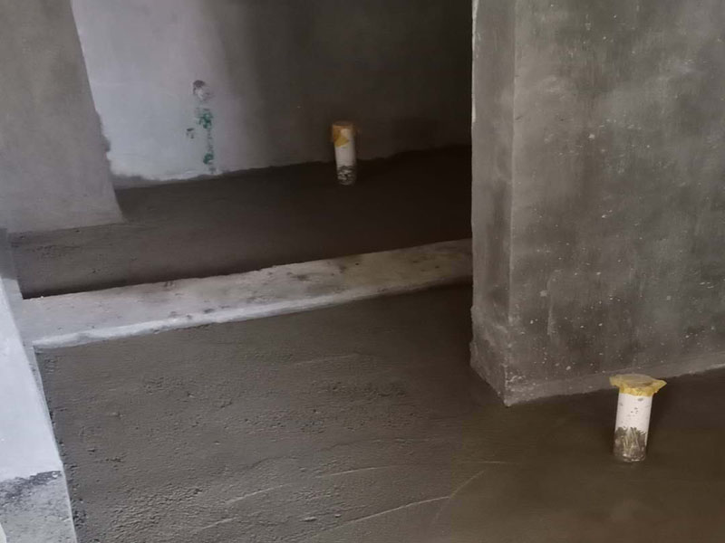 衛(wèi)生間防水處理：1、刷第一遍防水涂料。施工前確保工地干凈、干燥，防水涂料要涂滿，無(wú)遺漏，與基層結(jié)合牢固，無(wú)裂紋，無(wú)氣泡，無(wú)脫落現(xiàn)象。涂刷高度一致，厚度要達(dá)到產(chǎn)品規(guī)定要求。 2、刷第二遍防水涂料。注意、第二遍防水涂料間需要有一定時(shí)間間隔，待遍涂料干透后才能進(jìn)行第二遍，具體時(shí)間視涂料而定。間隔時(shí)間太短，防水的效果會(huì)大打折扣。 3、鋪保護(hù)層。為防止之后的施工破壞防水層，需在防水涂料表面鋪上保護(hù)層。保護(hù)層要完全覆蓋防水層，無(wú)遺漏，與基層結(jié)合牢固，無(wú)裂紋，無(wú)氣泡，無(wú)脫落現(xiàn)象。 4、閉水試驗(yàn)。閉水試驗(yàn)時(shí)，地面點(diǎn)的水線不能低于2厘米，保存至少24小時(shí)，觀察無(wú)滲漏現(xiàn)象后方算合格。如有滲漏，需重做，切莫不能疏忽大意。