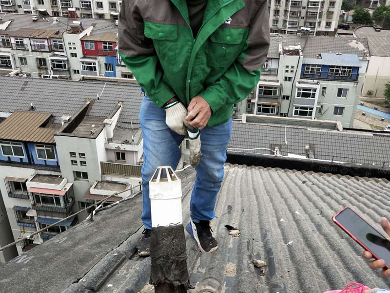 屋頂管道防水維修：1.清洗原地面,待干;2.做防水層。用材不是重要的,市面上的正品材料都是好的,關(guān)鍵是做工,邊邊角角、凹凹凸凸、細(xì)縫小孔等一點(diǎn)都不能馬虎。若是液體材料,至少做三遍;3.封水泥沙漿,約5cm厚,保護(hù)防水層。