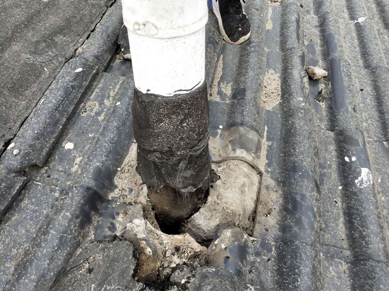 屋頂管道防水維修：1.清洗原地面,待干;2.做防水層。用材不是重要的,市面上的正品材料都是好的,關(guān)鍵是做工,邊邊角角、凹凹凸凸、細(xì)縫小孔等一點(diǎn)都不能馬虎。若是液體材料,至少做三遍;3.封水泥沙漿,約5cm厚,保護(hù)防水層。