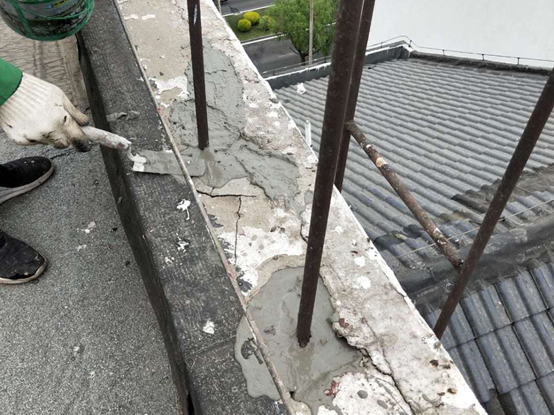 屋頂管道防水維修：1.清洗原地面,待干;2.做防水層。用材不是重要的,市面上的正品材料都是好的,關(guān)鍵是做工,邊邊角角、凹凹凸凸、細(xì)縫小孔等一點(diǎn)都不能馬虎。若是液體材料,至少做三遍;3.封水泥沙漿,約5cm厚,保護(hù)防水層。