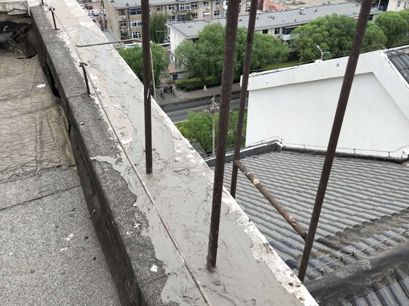屋頂管道防水維修：1.清洗原地面,待干;2.做防水層。用材不是重要的,市面上的正品材料都是好的,關(guān)鍵是做工,邊邊角角、凹凹凸凸、細(xì)縫小孔等一點(diǎn)都不能馬虎。若是液體材料,至少做三遍;3.封水泥沙漿,約5cm厚,保護(hù)防水層。