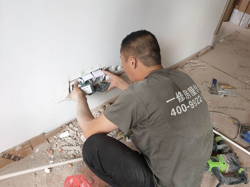 插座面板安裝:1.首先插座的導線安裝上需要注意，電源導線需要使用銅線橫截面，布線時一定要遵循“火線進開關，零線進燈頭”的原則，還要在插座上設漏電保護裝置。 2.先確定好各個插座需要安裝的位置，在日后電器使用來決定。一般明裝距離地面最好不低于1.8米，暗裝距離地面不低于 0.3米，廚房和衛(wèi)生間的插座應在1.5米以上，空調插座至少要在2米以上。 3.臥室床頭多做二插，廚衛(wèi)多做三插。 4.要是日后是用來使用空調、冰箱、抽油煙機等大功率電器，那么就需要使用獨立插座，超負荷運行，易引起火災。三孔插座的地線一定要接，不可以讓之形同虛設，不然一旦漏電，會導致觸電。多設幾個回路，防止一個短路全房間用電癱瘓。 5.需要暗裝用插座外盒框畫出框架，然后按照畫出的框架線挖坑，深度與插座厚度相當。