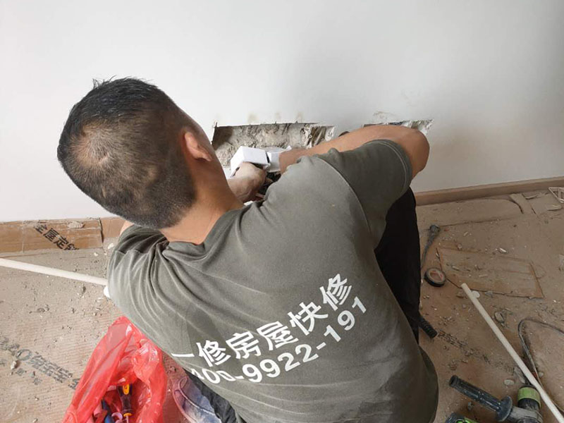 插座面板安裝:1.首先插座的導線安裝上需要注意，電源導線需要使用銅線橫截面，布線時一定要遵循“火線進開關，零線進燈頭”的原則，還要在插座上設漏電保護裝置。 2.先確定好各個插座需要安裝的位置，在日后電器使用來決定。一般明裝距離地面最好不低于1.8米，暗裝距離地面不低于 0.3米，廚房和衛(wèi)生間的插座應在1.5米以上，空調插座至少要在2米以上。 3.臥室床頭多做二插，廚衛(wèi)多做三插。 4.要是日后是用來使用空調、冰箱、抽油煙機等大功率電器，那么就需要使用獨立插座，超負荷運行，易引起火災。三孔插座的地線一定要接，不可以讓之形同虛設，不然一旦漏電，會導致觸電。多設幾個回路，防止一個短路全房間用電癱瘓。 5.需要暗裝用插座外盒框畫出框架，然后按照畫出的框架線挖坑，深度與插座厚度相當。