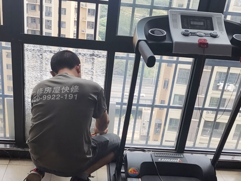 鋼化玻璃更換：鋼化玻璃門若是不符合安裝尺寸，再返工就非常麻煩，因此在開始測(cè)量的時(shí)候就要做到準(zhǔn)確。用玻璃吸盤先把玻璃板西經(jīng)，玻璃就位。將玻璃板上部插入門框里的限位槽，再把玻璃板的下部安放于底托飾面的對(duì)口縫內(nèi)。玻璃板固定好厚，在頂部的限位槽與底托的固定處，和玻璃板與框柱的對(duì)縫位置等注膠封口。門扇高度確定以后，在玻璃板與進(jìn)出橫檔內(nèi)的兩側(cè)空隙處，同時(shí)通過兩邊插入小木條，輕敲穩(wěn)實(shí)，在小木條、門扇玻璃與橫檔之間形成的縫隙里注入玻璃膠，再用以上方法處理殘跡。