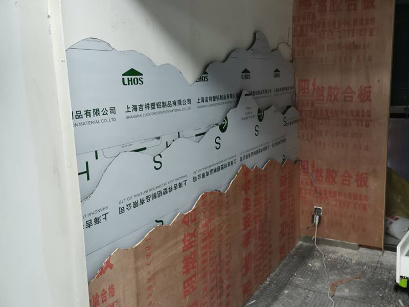 門店背景墻裝修：清掃基層、填補(bǔ)縫隙→石膏板面接縫處貼接縫帶、補(bǔ)膩?zhàn)?、磨砂?rarr;滿刮膩?zhàn)印⒛テ?rarr;涂刷防潮劑→涂刷底膠→墻面彈線→壁紙浸水→壁紙、基層涂刷粘結(jié)劑→墻紙裁紙、刷膠→上墻裱貼、拼縫、搭接、對(duì)花→趕壓膠粘劑氣泡→擦凈膠水→修整。