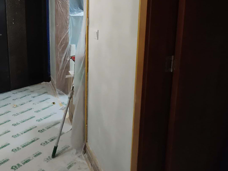 全屋墻面翻新：舊墻的基本處理bai包括清理舊墻面原有的乳膠du漆和膩?zhàn)訉拥溺P除、木zhi裝修、其他表面裝飾物（如壁紙）的拆除，如果只是裝修了一兩年的墻面，墻面的膩?zhàn)涌梢圆挥苗P除，用鋼刷和砂紙打磨墻面后就可以重新涂刷乳膠漆，如果裝修時(shí)間較長(zhǎng)的就需要將膩?zhàn)訉隅P除后再進(jìn)行后續(xù)工序。切記舊墻面一定要進(jìn)行處理，不能直接涂刷，粉化嚴(yán)重的墻面要鏟除后，抹上一層白水泥，再進(jìn)行涂刷。 墻面涂刷底漆的作用是抗堿防潮、封固基材、保護(hù)面漆，提高面漆的質(zhì)感和遮蓋力。如果沒(méi)有刷底漆就直接上面漆的話，時(shí)間一長(zhǎng)墻面就容易起泡、發(fā)霉，經(jīng)陽(yáng)光長(zhǎng)時(shí)間照射也會(huì)發(fā)生墻面變色的情況。