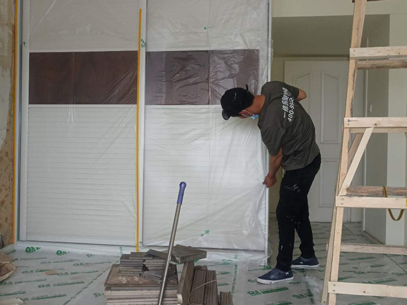 家具地板保護(hù)：在進(jìn)行家居裝修的過(guò)程中，首先完成的就是地面的鋪設(shè)。因此，我們?cè)谶M(jìn)行其余施工時(shí)一定要注意對(duì)剛鋪好的地板進(jìn)行保護(hù)。而在裝修時(shí)灰塵是一定避免不了的，為了防止嶄新的地板被沾染灰塵以及施工團(tuán)隊(duì)人員等的腳印，最好先在地板上鋪一層防塵布等作為保護(hù)膜。除此之外，還是要在一天裝修結(jié)束后的時(shí)間里對(duì)防塵布等進(jìn)行灰塵的清除和家居保養(yǎng)工作，特別是灰塵堆積過(guò)厚的地方，以免將來(lái)裝修結(jié)束后因?yàn)榛覊m過(guò)多清理時(shí)意外污染地板。