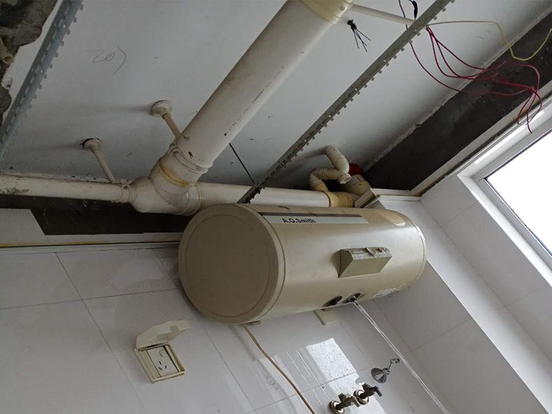 衛(wèi)生間吊頂安裝：明確電器及龍骨的具體位置。確du定吊頂安裝高度，浴霸zhi一般在2.1m-2.3m間可以發(fā)揮最大效果。高度明確后，做水平安裝角線。用螺絲或膠水(以防瓷磚被破壞)固定角線，轉(zhuǎn)彎處其對(duì)角應(yīng)拼貼整齊，不留明顯縫隙。龍骨位置確定后，用沖擊鉆打孔。按具體長度切割、組裝吊桿螺絲。吊桿螺絲緊固于鉆孔中。將主龍骨安裝于吊桿螺絲下的固定環(huán)，三角龍骨固定于主龍骨上。裝好后適當(dāng)調(diào)節(jié)，逐漸緊固連接處螺絲，以確保平直。方形鋁扣板吊頂有兩種安裝方法：邊沿裝、中間裝，依具體情況而定。裝第一塊板十分重要，它決定了其他板的位置和水平。