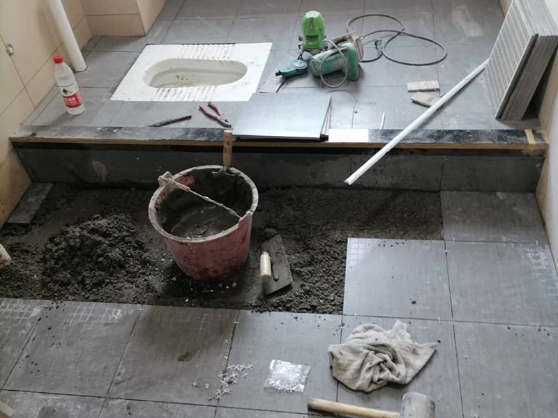 衛(wèi)生間貼磚維修：先選材料，衛(wèi)生間瓷磚我們可以選用小瓷磚，像小方塊這種類型的，這樣自己貼的時(shí)候會(huì)很方便。將水泥與少量建筑膠混合拌勻，做成粘貼劑。把粘貼劑用鏟刀鏟到地面刮平后將瓷磚鋪上，再用鏟刀壓實(shí)，這樣自上而下或自左而右的一排排粘貼即可。全部鋪完后，用白水泥漿美縫，把瓷磚間的間隙填實(shí)，這樣就完成了。