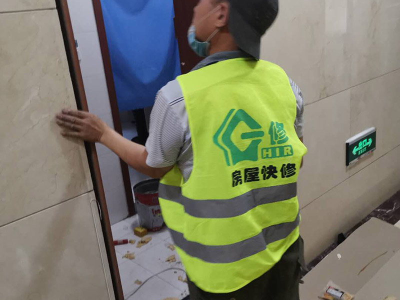 門框安裝維修：1.套裝門的門框和門扇的關(guān)系也許消費(fèi)者一致認(rèn)為只要套裝門門扇好就可以了，但是卻疏忽了套裝門的門框質(zhì)量，所以安裝入室門框必須注意門框和門扇的質(zhì)量。 2.門框一定要吃釘，它的握釘力強(qiáng)，這樣門扇不易脫落。 3.門框的防水性很關(guān)鍵，尤其是衛(wèi)生間的門，實(shí)木套裝門框一旦受潮，它的表面就會(huì)發(fā)黑，膨脹，掉皮，開裂，有時(shí)還會(huì)造成炸劈現(xiàn)象。