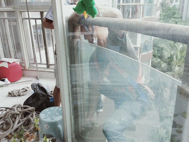 陽臺玻璃更換維修：1.首先我們將要處理的陽臺清理干凈,用水沖洗,自然曬干。 2.處理鋁合金鋼化玻璃框的灰塵,用抹布擦除即可。 3.安裝固定邊條。 4.固定邊條安裝好后,我們將鋁合金鋼化玻璃框擺放至固定邊條上。 5.用十字螺絲刀和自攻螺絲固定玻璃框。