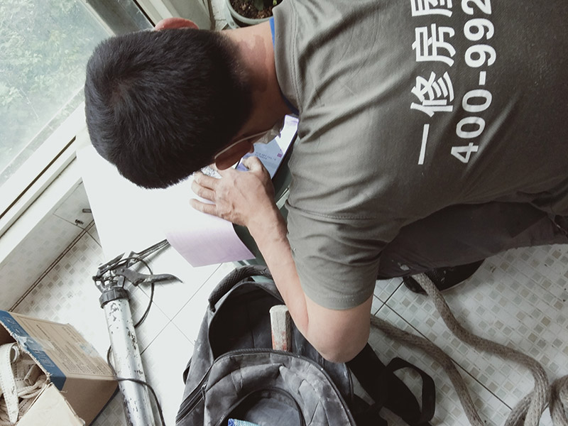 陽臺玻璃更換維修：1.首先我們將要處理的陽臺清理干凈,用水沖洗,自然曬干。 2.處理鋁合金鋼化玻璃框的灰塵,用抹布擦除即可。 3.安裝固定邊條。 4.固定邊條安裝好后,我們將鋁合金鋼化玻璃框擺放至固定邊條上。 5.用十字螺絲刀和自攻螺絲固定玻璃框。
