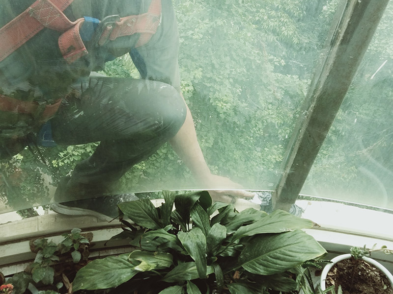 陽臺玻璃更換維修：1.首先我們將要處理的陽臺清理干凈,用水沖洗,自然曬干。 2.處理鋁合金鋼化玻璃框的灰塵,用抹布擦除即可。 3.安裝固定邊條。 4.固定邊條安裝好后,我們將鋁合金鋼化玻璃框擺放至固定邊條上。 5.用十字螺絲刀和自攻螺絲固定玻璃框。
