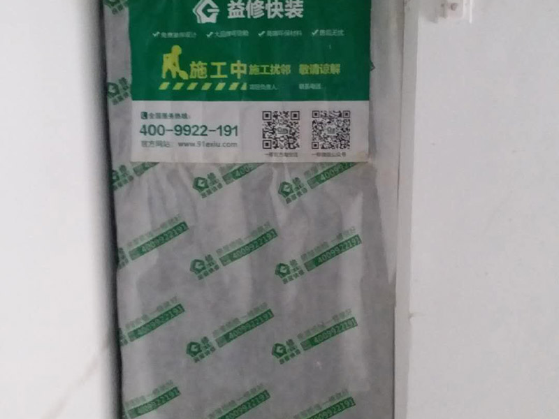 衛(wèi)生間貼瓷磚：首先進(jìn)行地面清掃，不打掃干凈會翹邊、空鼓的du;放水平線然后分塊;地面要濕潤進(jìn)行dao灑水;采用兩種砂漿，打砂漿的基層，一般要進(jìn)行干鋪;地磚是不是出現(xiàn)了空鼓是很重要的;還要在磚底涂抹上漿;鋪貼的時候要用橡皮錘敲擊，做拉縫、表面清理，對瓷磚進(jìn)行勾縫處理即可。最重要的是保護(hù)好成品，以防造成污染和損傷。